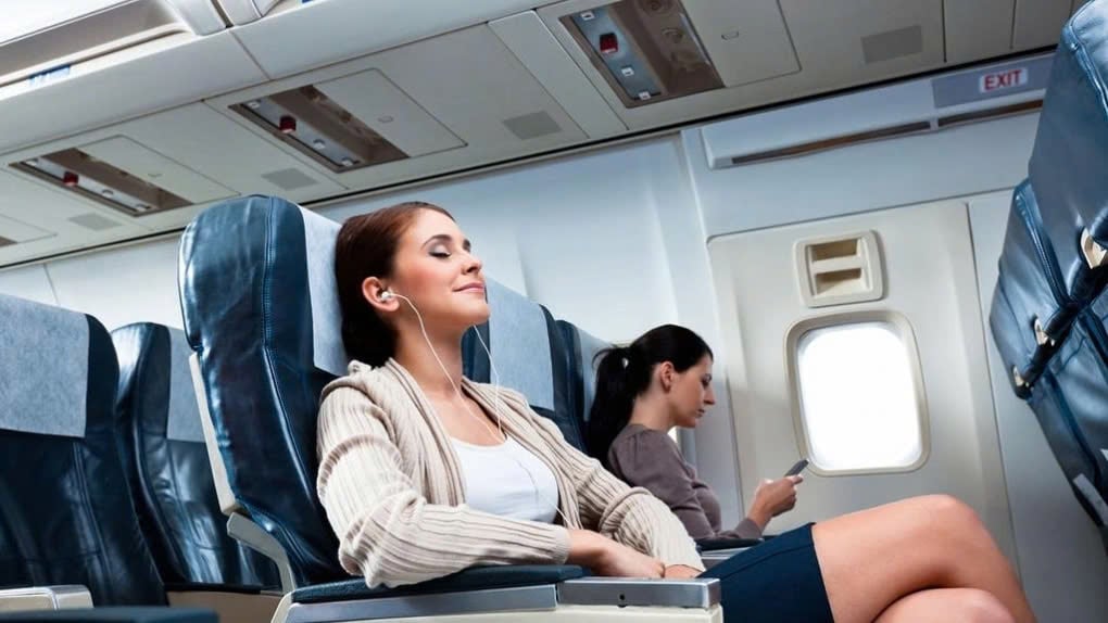 Lý do không nên ngồi bắt chéo chân trên máy bay