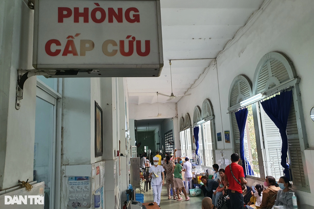 Cháu bé 2 tuổi ở TPHCM uống nhầm bột thông cống, bỏng toàn bộ khoang miệng - 1
