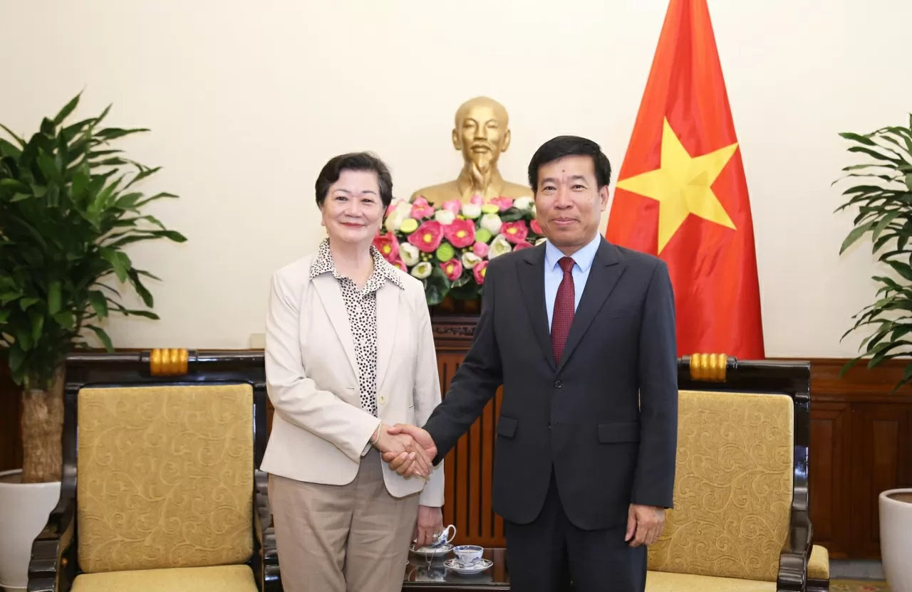 Thứ trưởng Nguyễn Mạnh Cường tiếp bà Chea Kimtha tại Trụ sở Bộ Ngoại giao. (Ảnh: Thành Long)