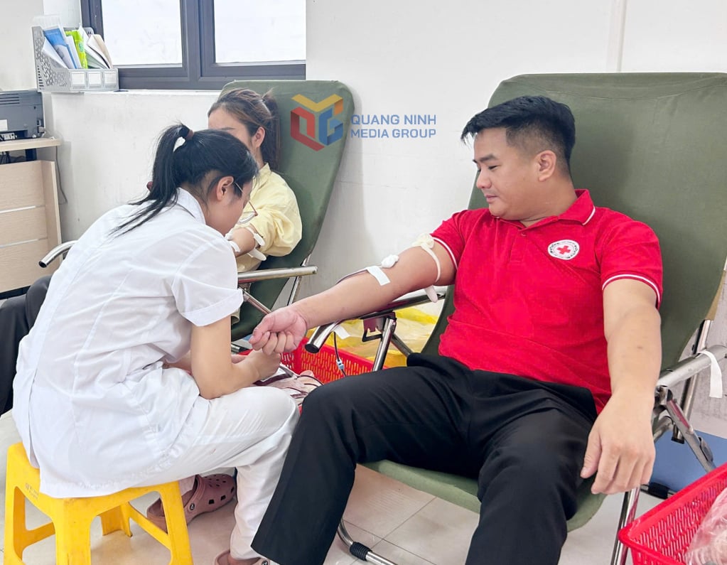 Tình nguyện viên chữ thập đỏ xã Quan Lạn tham gia hiến máu tình nguyện.