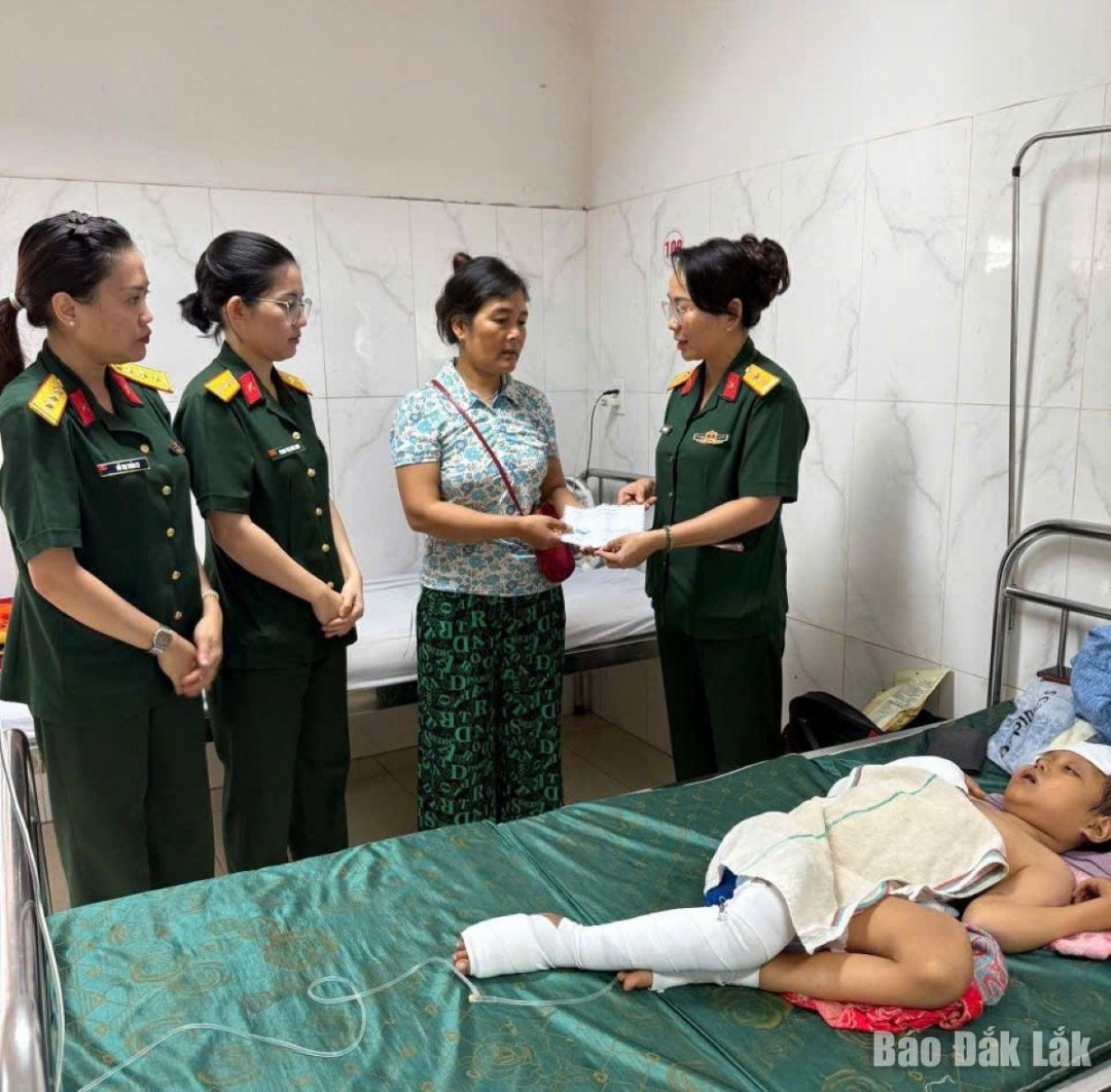 Đại diện nhóm thiện nguyện Bình An cùng cán bộ, hội viên Phòng Chính trị đến thăm hỏi, trao quà hỗ trợ gia đình.