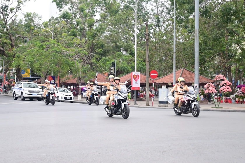 Công an Hải Phòng đề nghị người và phương tiện tham gia giao thông chủ động lộ trình di chuyển, hướng dẫn của các lực lượng điều tiết giao thông.