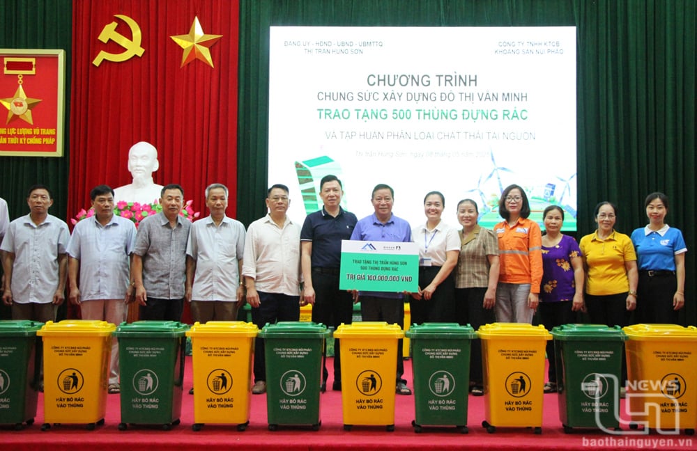  Đại diện Công ty Núi Pháo trao tặng người dân thị trấn Hùng Sơn 500 thùng đựng rác trị giá 100 triệu đồng.