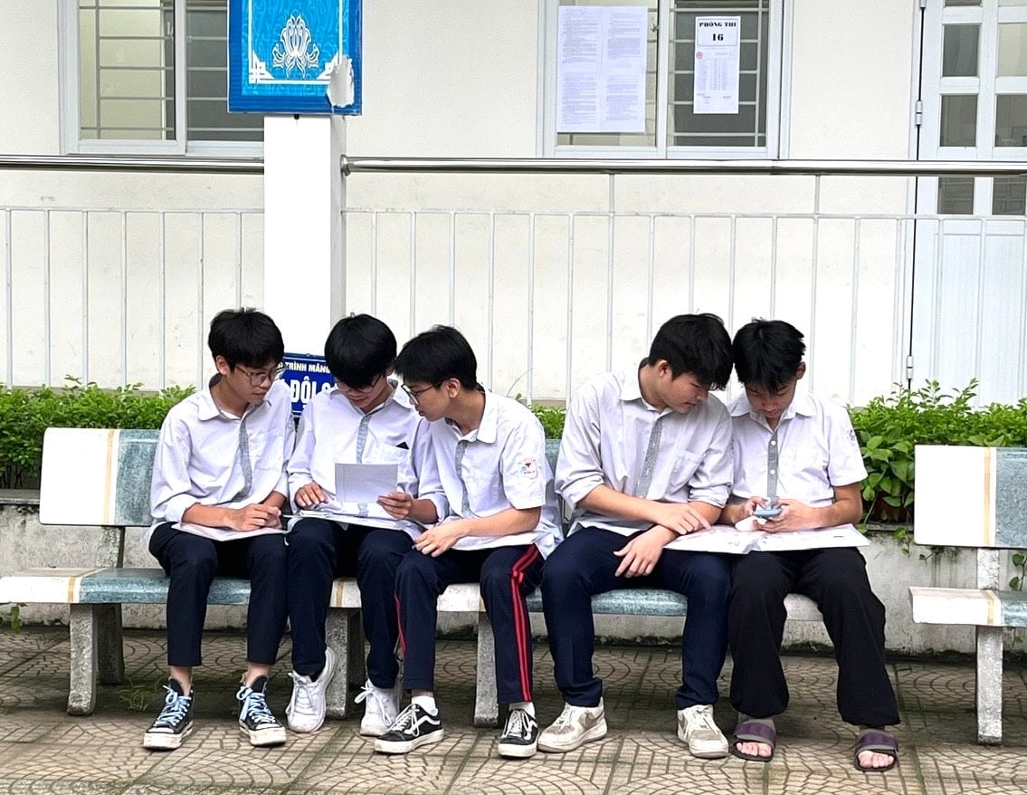 Học sinh cần tra cứu kỹ phương án tuyển sinh lớp 10 của các trường tư thục. Ảnh: Lê Nguyễn 