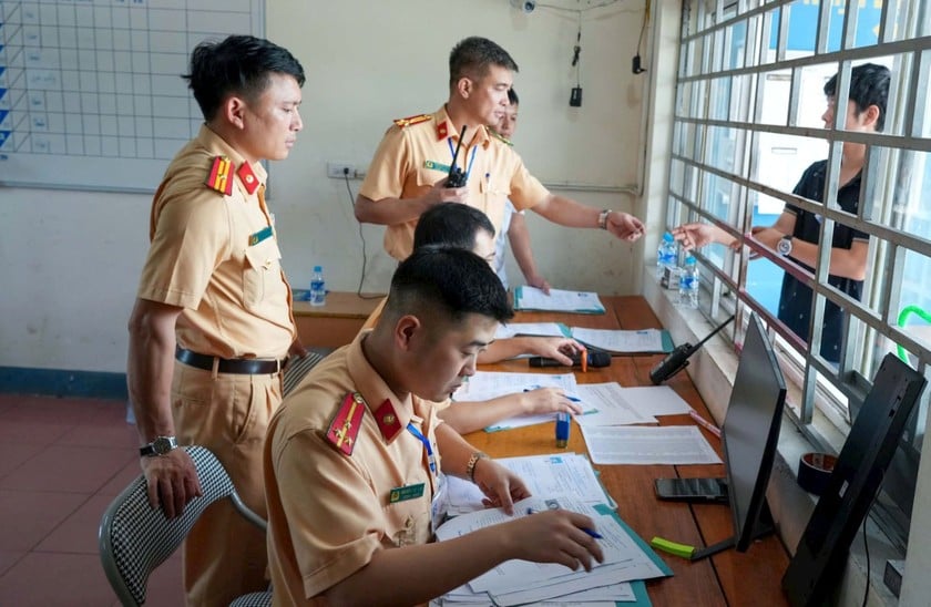 Thượng tá Nguyễn Hàm Thắng (người cầm bộ đàm) kiểm tra thông tin thí sinh.