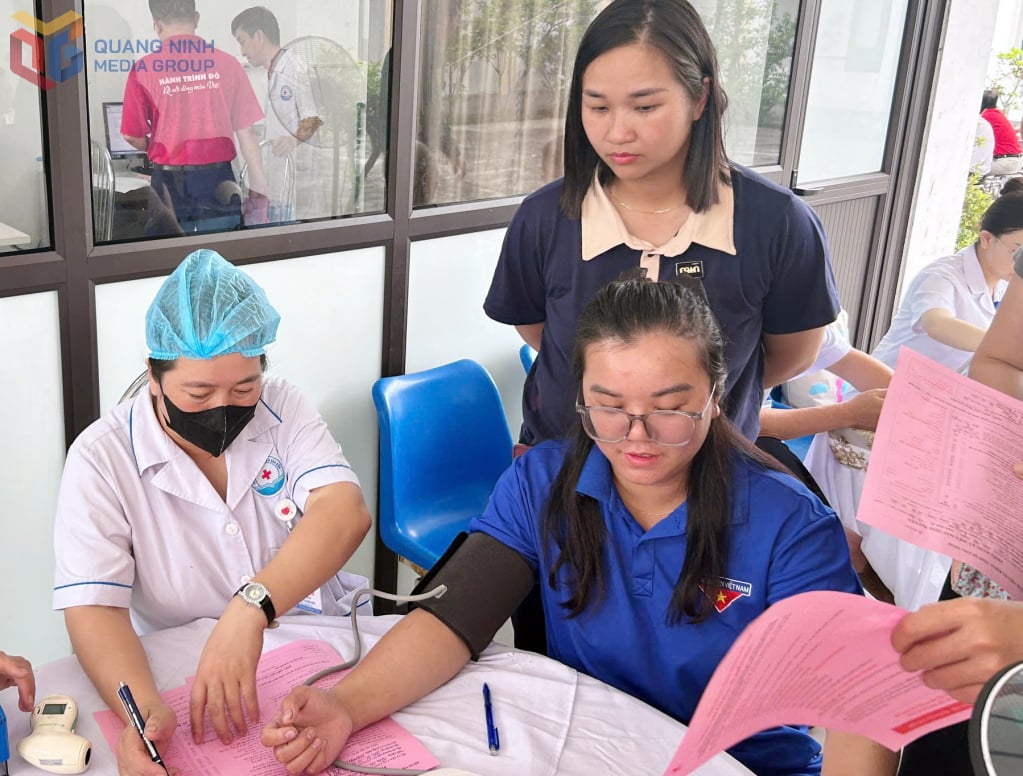 Đoàn viên thanh niên, tình nguyện viên xã Quan Lạn thực hiện khám sàng lọc sức khỏe trước khi trực tiếp hiến máu.