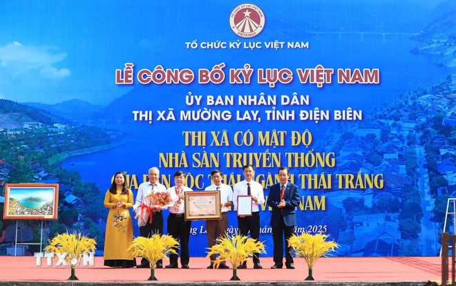 ttxvn-0805-nha-san-thai-trang-muong-lay-dien-bien.jpg
