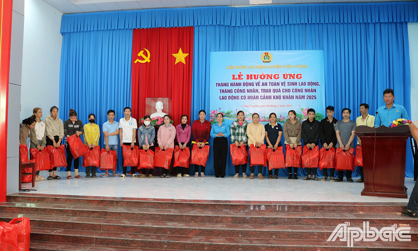 LĐLĐ huyện Châu Thành trao quà cho đoàn viên khó khăn tại lễ phát động Tháng Công nhân năm 2025