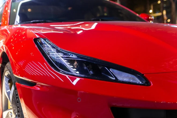 Siêu xe mui trần Ferrari Portofino M vẫn được trang bị khối động cơ V8, tăng áp kép, dung tích 3.9 lít nhưng đã được tinh chỉnh lại nhằm cho công suất tối đa 612 mã lực, tăng 20 mã lực và mô-men xoắn cực đại của siêu xe này là 760 Nm, ngang với chiếc siêu xe Ferrari Roma.