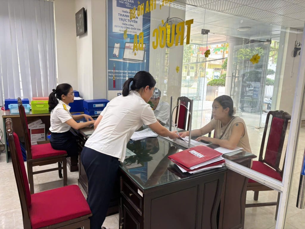 មន្ត្រី​នៃ​ក្រុម​ពន្ធដារ​ប្រចាំ​តំបន់​របស់​ក្រុង​ថាច់ អាន (Cao Bang) ណែនាំ​ប្រជាជន​ឱ្យ​បង់ពន្ធ​លើ​ការ​ចុះ​បញ្ជី។