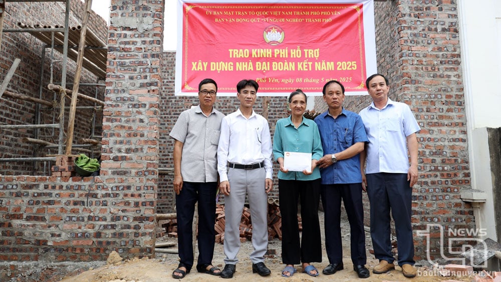 Đại diện Ủy ban MTTQ TP. Phổ Yên trao tiền hỗ trợ xây nhà đại đoàn kết cho bà Nguyễn Thị Thịnh.