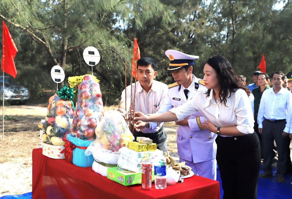 Vùng 3 Hải quân dâng hương tại Di tích Bến tàu không số Đức Phổ - ảnh 1