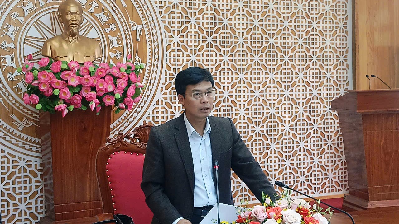 Ông Đinh Văn Tuấn - Phó Chủ tịch UBND tỉnh, Trưởng Ban chỉ đạo Ky thi TN THPT năm 2025 tỉnh Lâm Đồng phát biểu tại cuộc họp