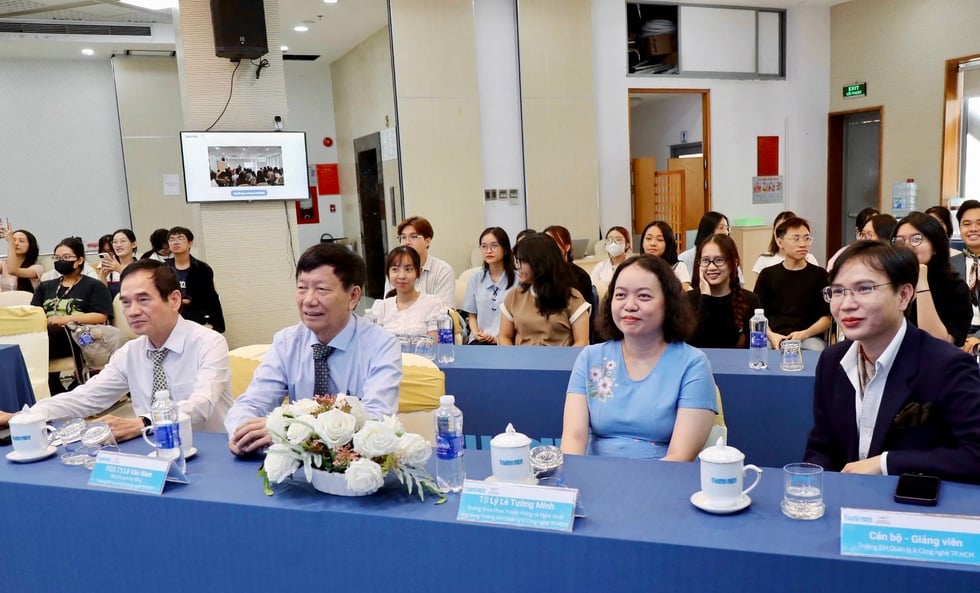 Sinh viên truyền thông đa phương tiện ấn tượng với buổi học về "tin thật, tin giả"- Ảnh 3.