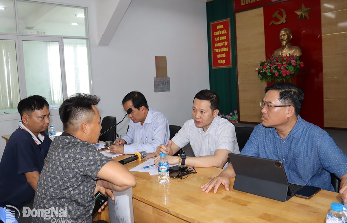 លេខាគណៈកម្មាធិការបក្សទីក្រុង និងជាប្រធានគណៈកម្មាធិការប្រជាជនទីក្រុង Bien Hoa បានជួបសន្ទនាផ្ទាល់ជាមួយគ្រួសារនីមួយៗដែលមិនទាន់បានយល់ព្រមប្រគល់ទីតាំងនាថ្ងៃទី ៣០ មិនា។ រូបថត៖ Hoang Loc    