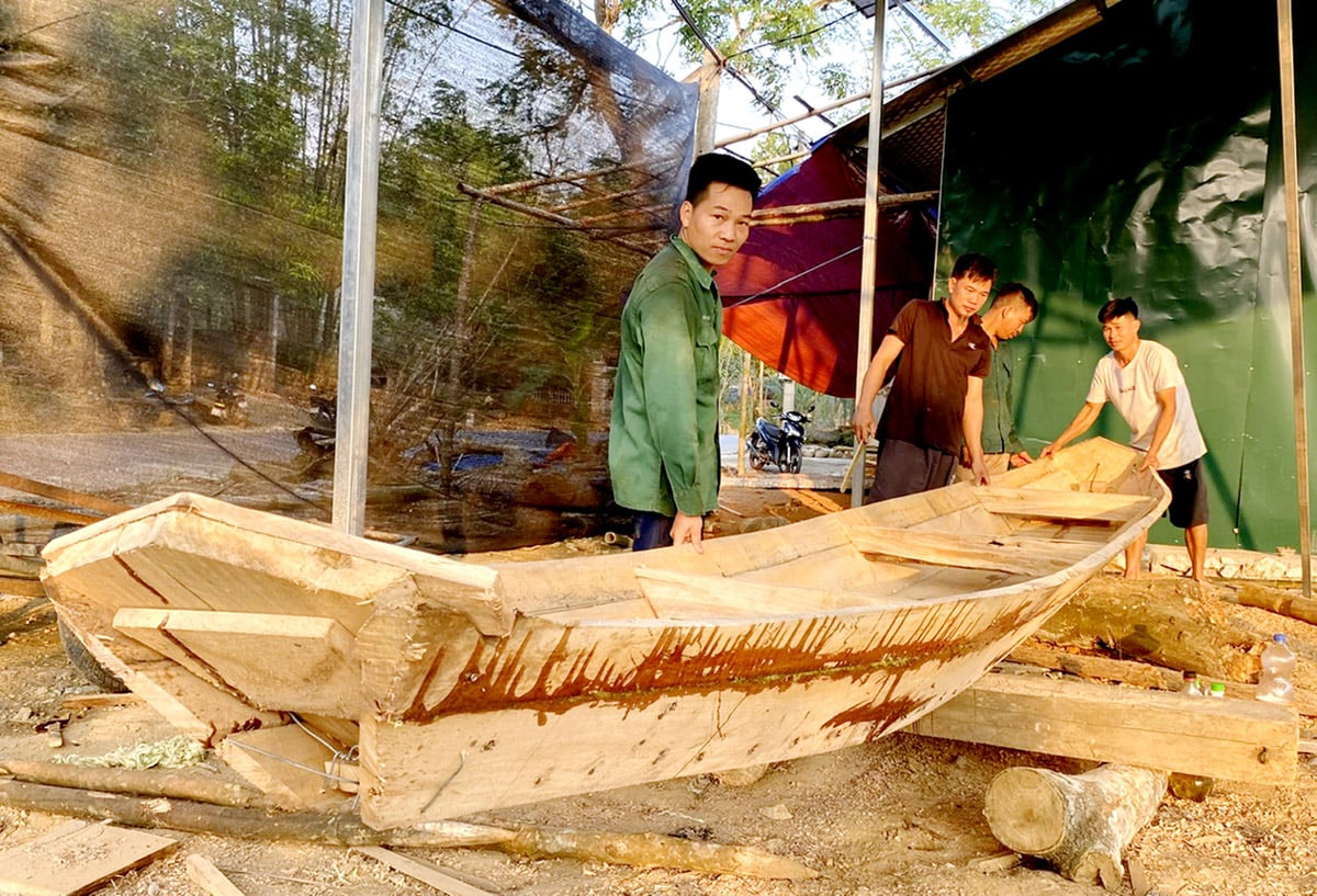 Chiếc thuyền gỗ vẫn được truyền giữ dù hiện nay có nhiều loại thuyền công nghiệp.