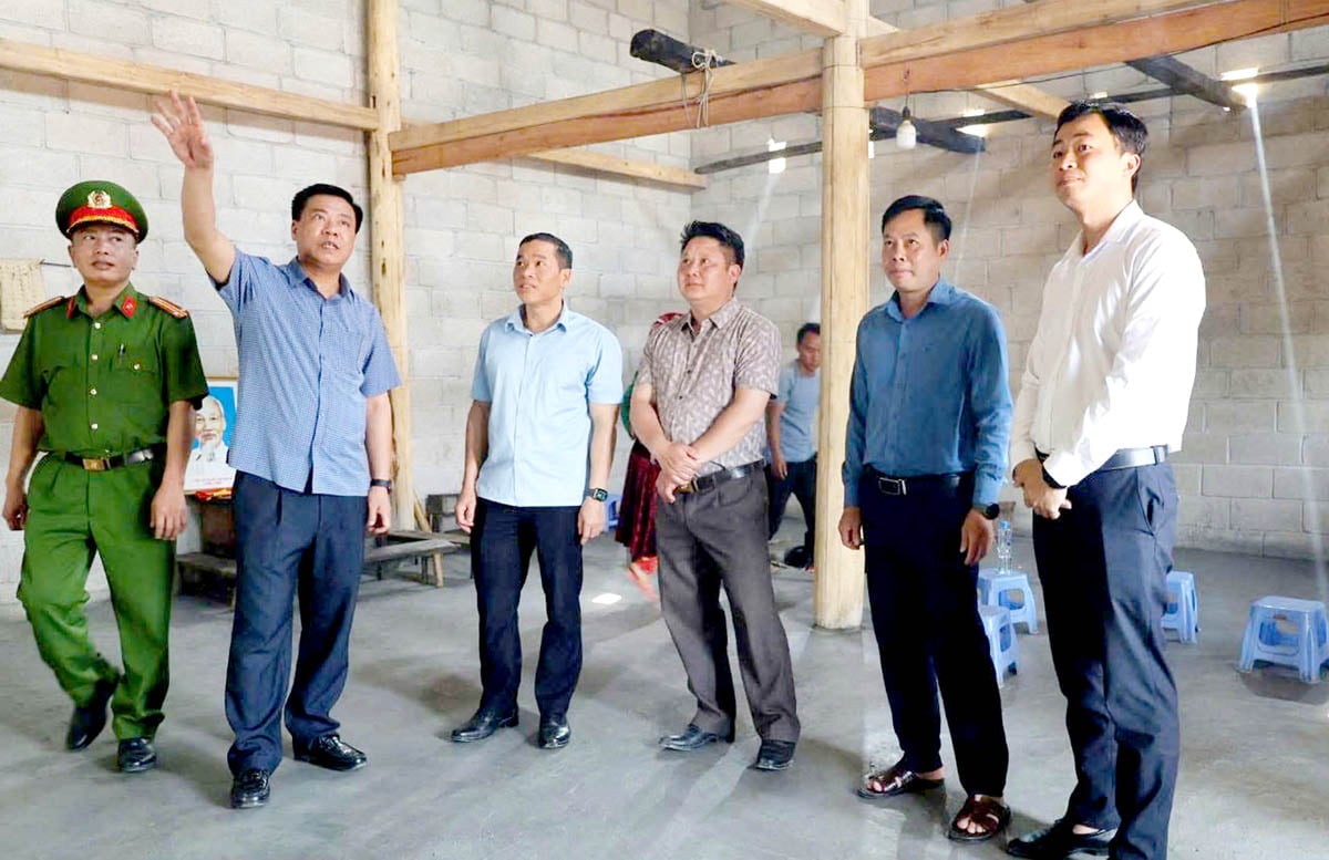 Lãnh đạo huyện Đồng Văn kiểm tra tiến độ, chất lượng xây nhà cho hộ dân tại thị trấn Đồng Văn.