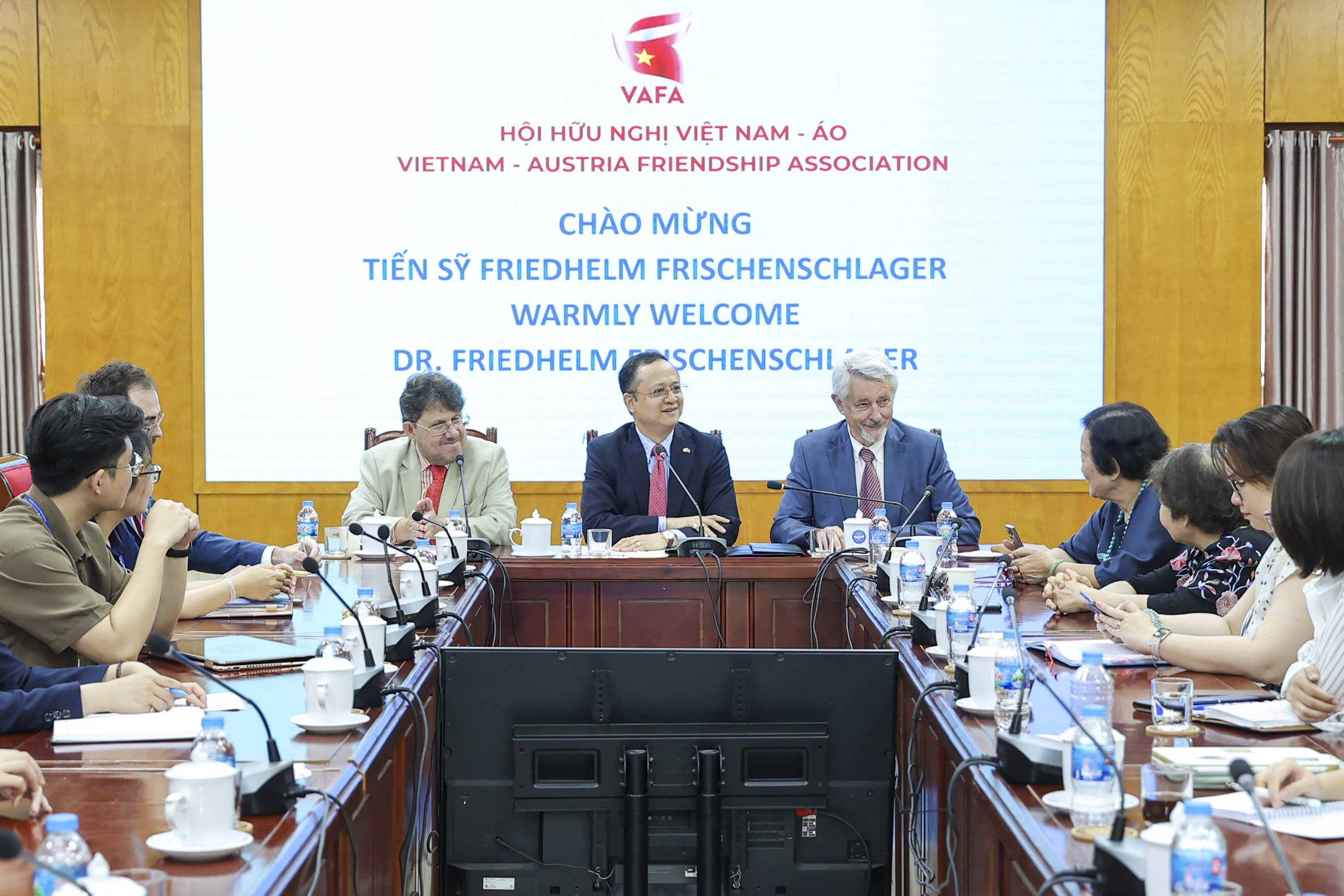 Từ trái qua phải: 