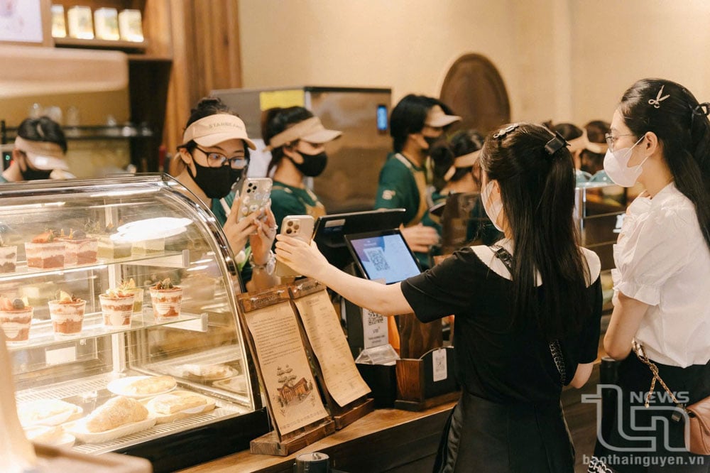 Khách hàng chọn đồ uống tại quán trà Starbeans trên đường Bắc Sơn (TP. Thái Nguyên).