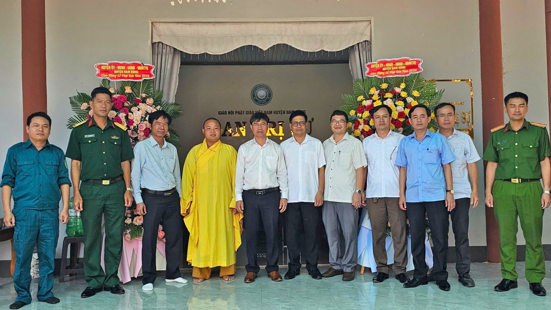 Bí thư Huyện ủy Nguyễn Văn Châu cùng đoàn thăm chúc mừng lễ phật đản chùa Quang Đức, xã Đạ Rsal
