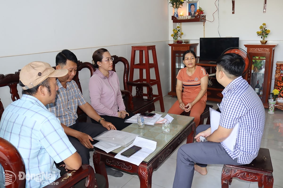 ក្រុមការងារលេខ១ គណៈកម្មាធិការបក្សទីក្រុង Bien Hoa  ឃោសនា ប្រមូលផ្តុំគ្រួសាររបស់នាង  Nguyen Thi Dung (រស់នៅភូមិ Huong Phuoc។  វួដ ភឿក តាន់) ប្រគល់ទីតាំង។  រូបថត៖ HOANG LOC