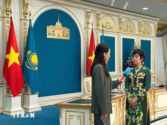 ttxvn-tong-giam-doc-tham-lam-viec-tai-to-hop-phat-thanh-va-truyen-hinh-kazakhstan-8019162-4.jpg