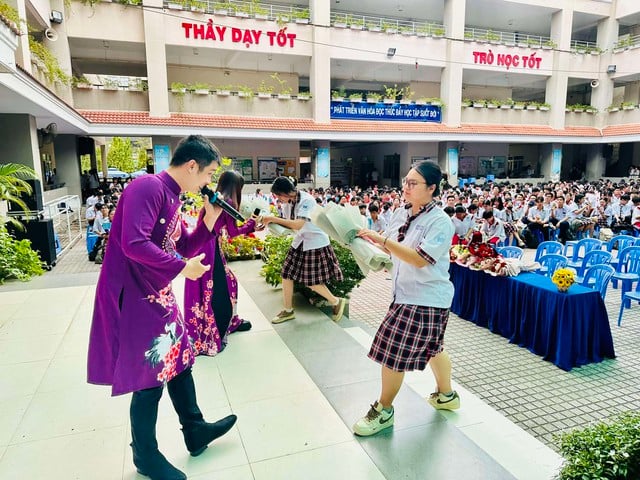 Hát "Bác đang cùng chúng cháu hành quân", ca sĩ Viết Thu được cổ vũ - Ảnh 6.