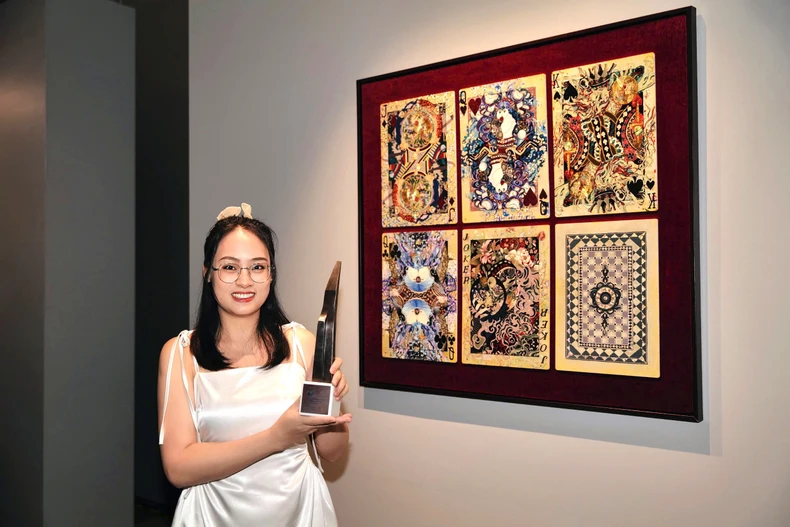 Una pintura hecha con carbón y harina de arroz gana el premio Pintura del Año de UOB en Vietnam foto 4