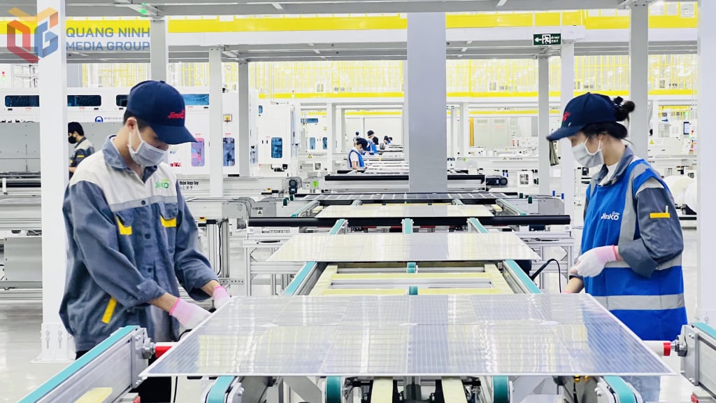 CNLĐ Công ty TNHH Công Nghiệp Jinko Solar, KCN Sông Khoai đảm bảo trang thiết bị bảo hộ khi làm việc. Ảnh: Thanh Hằng