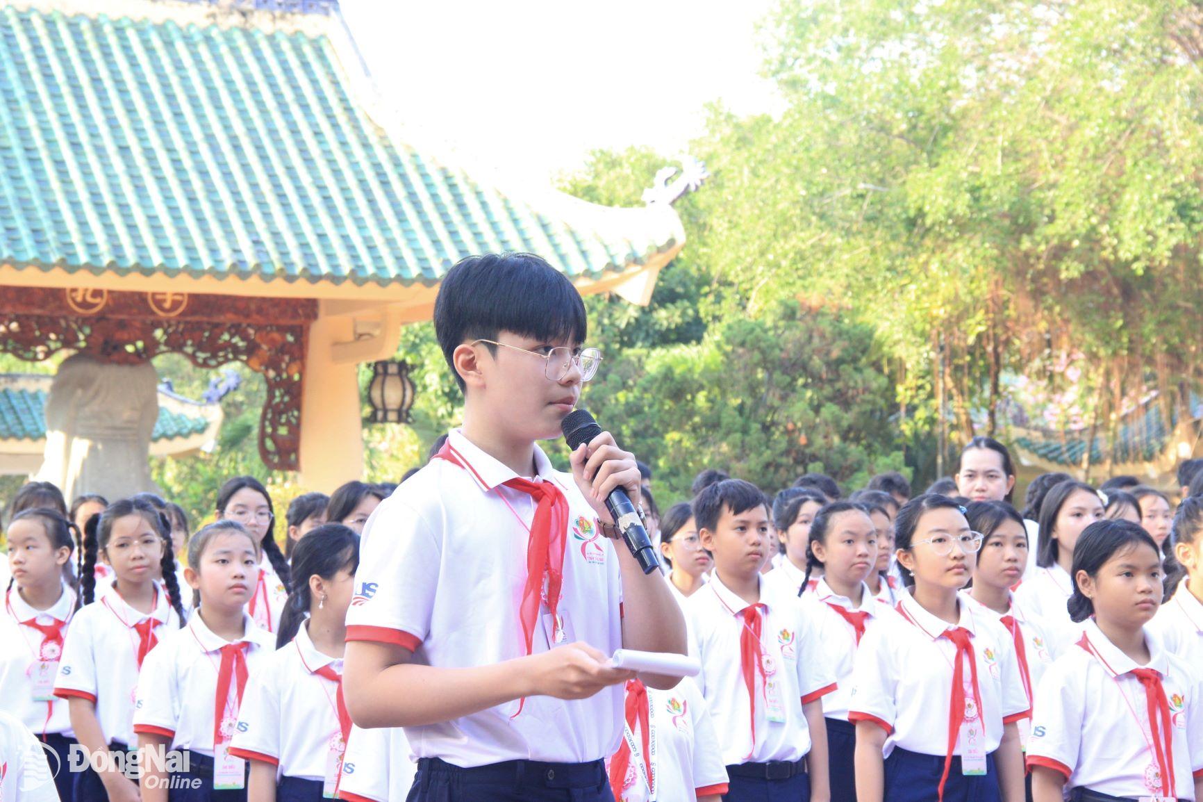 Đại biểu tham dự Đại hội Cháu ngoan Bác Hồ tỉnh Đồng Nai lần thứ XIV năm 2025 báo công tại Văn miếu Trấn Biên. Ảnh: Nga Sơn