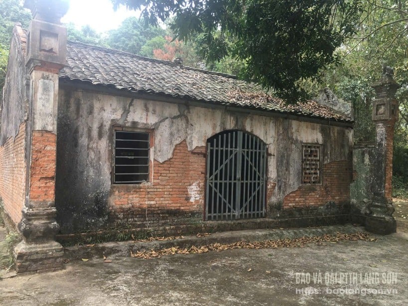 Không gian phía trước của đền Khánh Sơn, thôn Nà Chuông, xã Mai Pha, thành phố Lạng Sơn đã xuống cấp nghiêm trọng