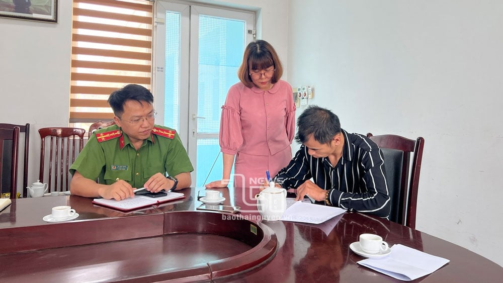 Đại diện cơ quan chức năng làm việc với ông Mã Văn Hoan