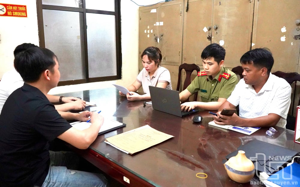Đại diện các cơ quan chức năng làm việc với chị Phạm Thị Ánh chiều 6-5.
Chị Phạm Thị Ánh sinh năm 1984, trú quán tại xóm Lạc Nhiêu, xã Bộc Nhiêu, là chủ tài khoản Facebook Phạm Thị Ánh. Tại bài đăng trên Page của Cổng thông tin điện tử tỉnh Thái Nguyên ngày 1-5 (“Thái Nguyên là 1 trong 3 địa phương đầu tiên hoàn thành chương trình xóa nhà tạm, nhà dột nát”), chị Ánh đã bình luận: Nhiều nhà vẫn nghèo lắm, k có nhà để ở và vẫn đang trông chờ vào sự hỗ trợ. Vậy mà báo thái Nguyên đã hoàn thành. Thành cái j chứ?.