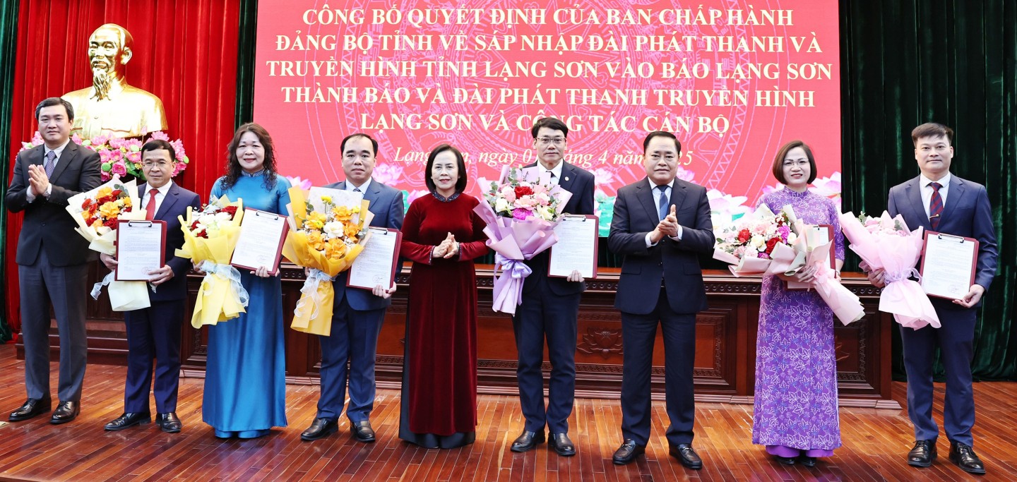 The Standing Committee of the Provincial Party Committee presented decisions and flowers to congratulate the comrades appointed to the positions of Editor-in-Chief and Deputy Editor-in-Chief of Lang Son Newspaper and Radio and Television Station.
