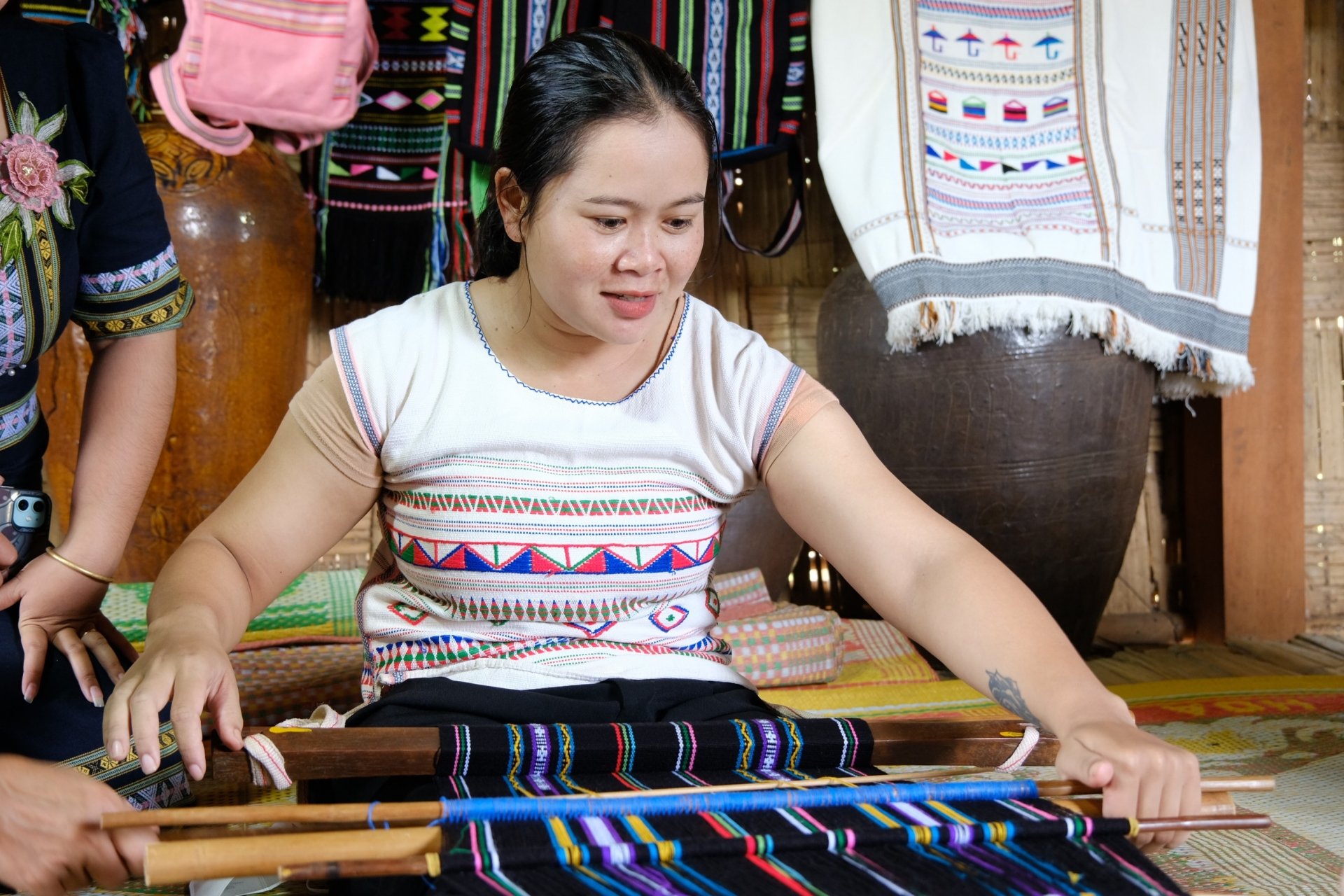 Thế hệ trẻ được truyền dạy kỹ năng dệt thổ cẩm, tiếp nối mạch nguồn văn hóa dân tộc