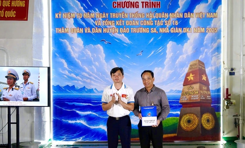 Ông Nguyễn Minh Triết trao tặng giải Nhất cuộc thi ảnh “Tự hào một dải non sông&quot; (Ảnh: T.Ư Đoàn)