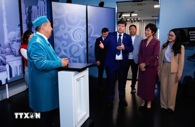 ttxvn-tong-giam-doc-tham-lam-viec-tai-to-hop-phat-thanh-va-truyen-hinh-kazakhstan-8019162-1.jpg