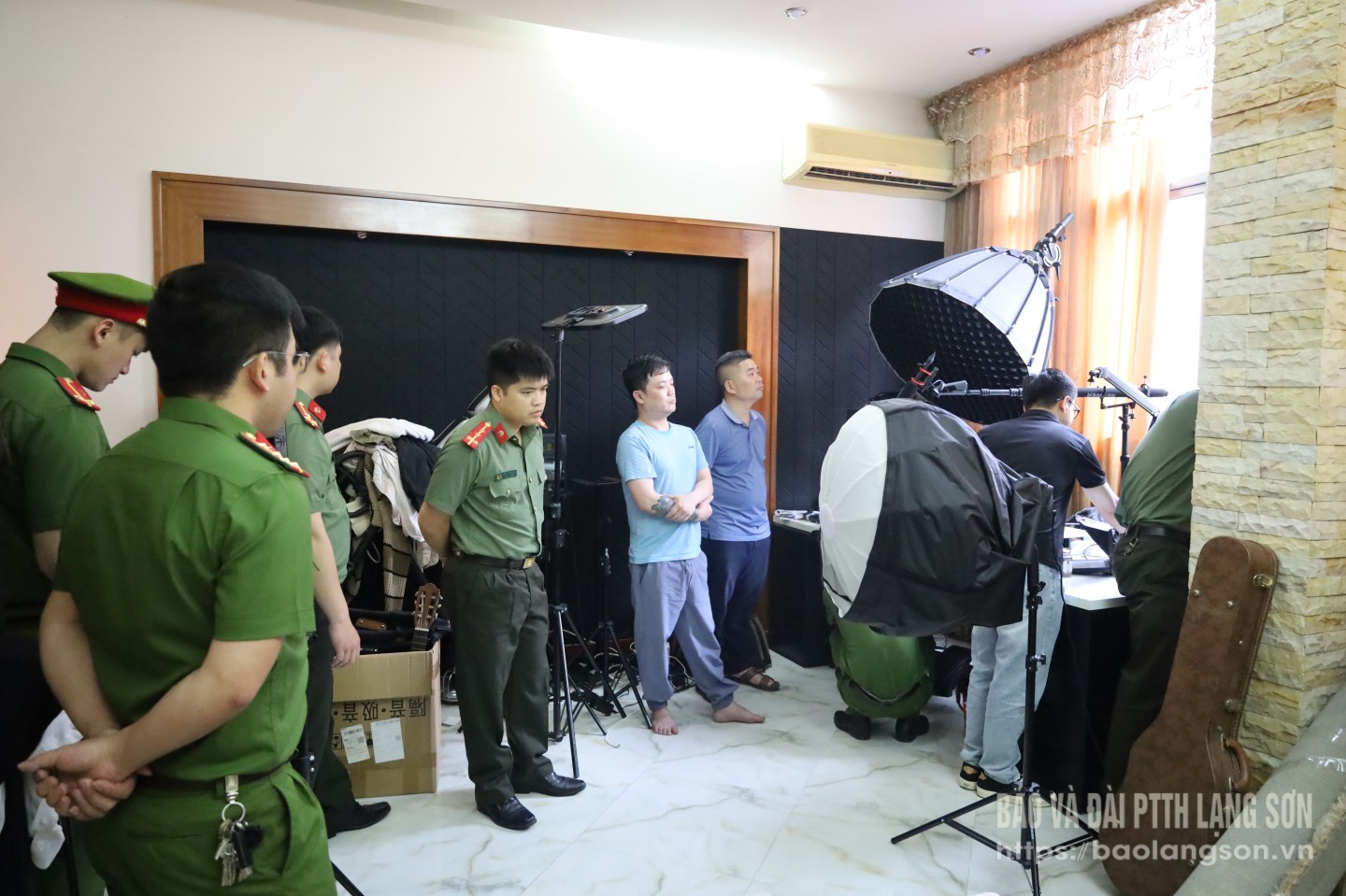 anh,2,luc,luong,cong,an,kham,xet,khan,cap,cho,o,doi,voi,doi,tuong,le,viet,hung,16233808.jpg