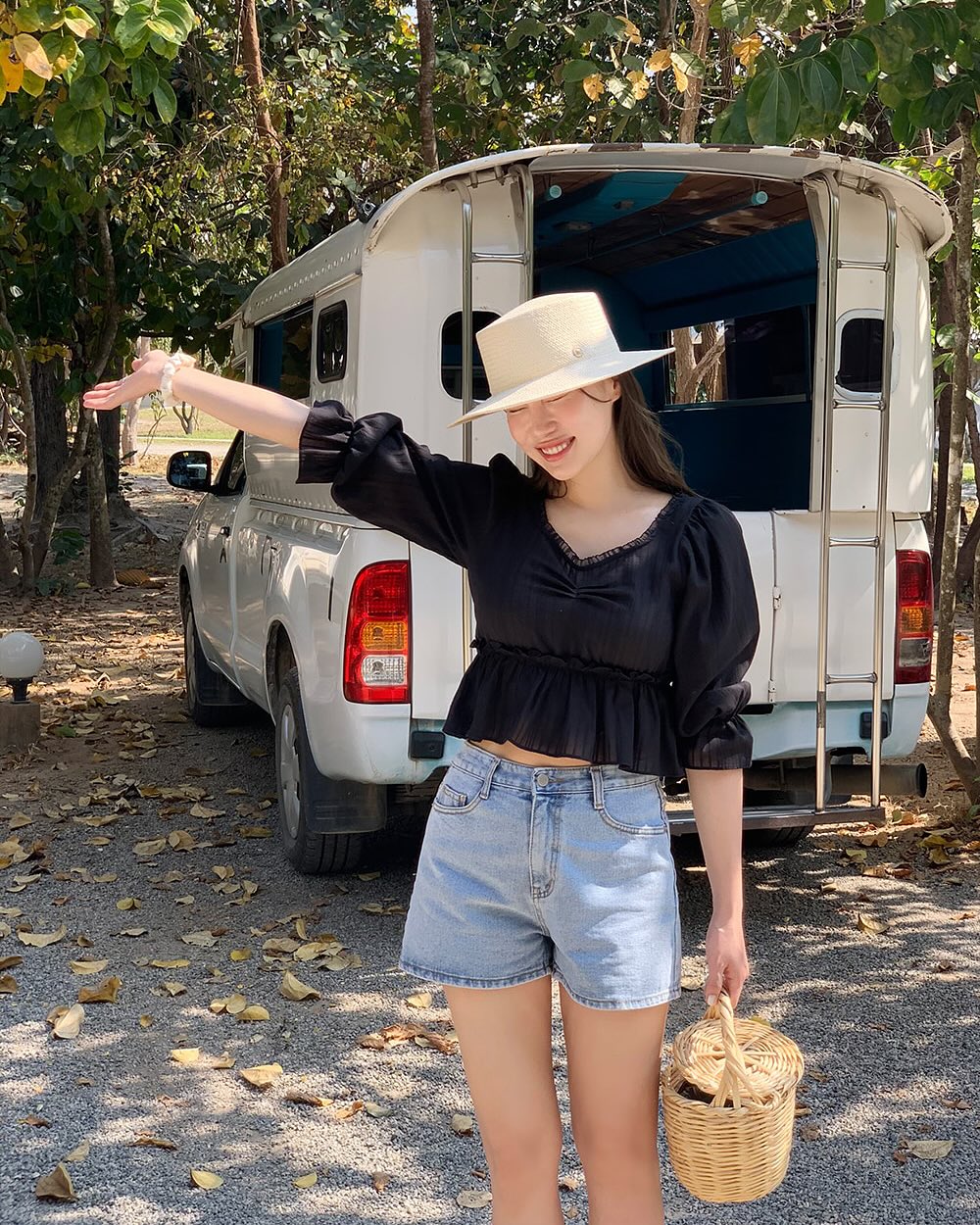 Mặc quần short khéo như thế này, chị em có hình sống ảo cực đẹp - Ảnh 8.