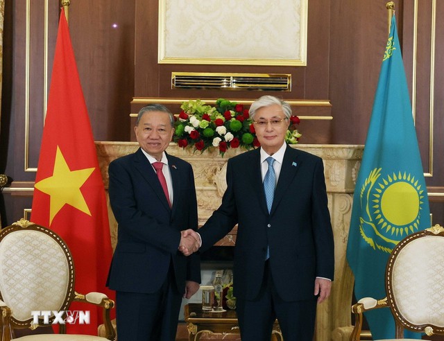 Tổng thống Kazakhstan ra sân bay đón Tổng Bí thư Tô Lâm - Ảnh 5.
