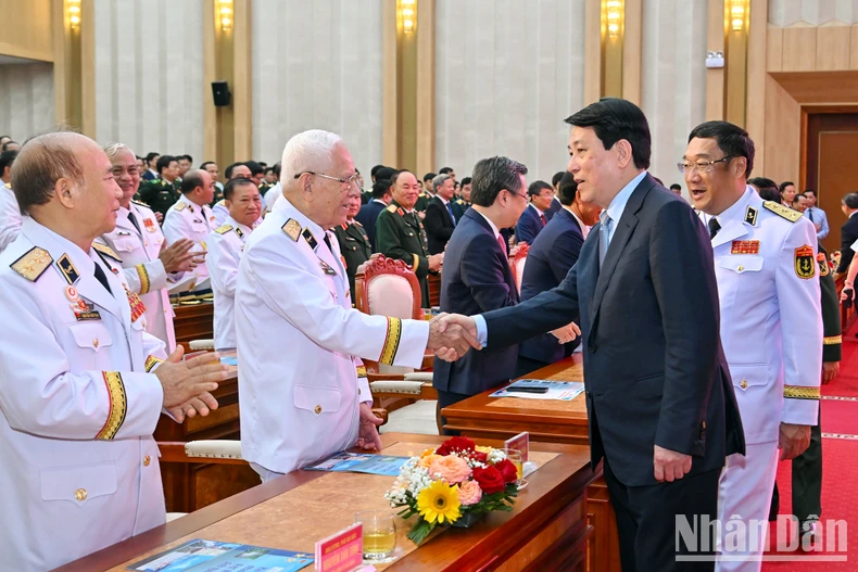 [Foto] Präsident nimmt am 70. Jahrestag der Gründung der Vietnamesischen Volksmarine teil Foto 5