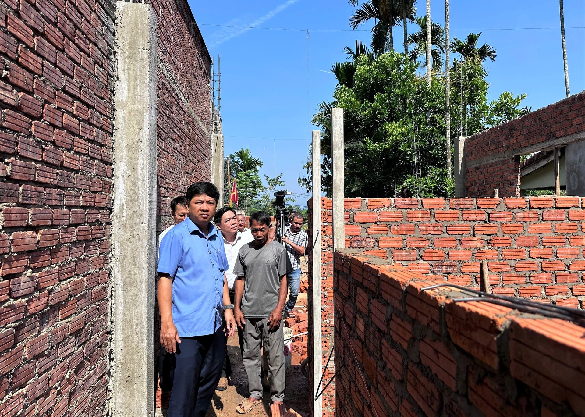 Bí thư Tỉnh ủy Lương Nguyễn Minh Triết trực tiếp kiểm tra tiến độ xây dựng xóa nhà tạm người dân khó khăn tại thôn Tống Cói (xã Ba, Đông Giang). Ảnh: ALĂNG NGƯỚC