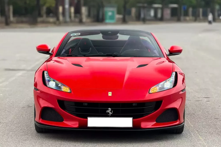 Một chiếc siêu xe mui trần Ferrari Portofino M mới được showroom chuyên mua bán xe đã qua sử dụng ở Hà Nội rao bán đã thu hút sự quan tâm của giới đại gia Việt, được biết, đây không phải là chiếc Ferrari Portofino M từng rao bán vài năm về trước.