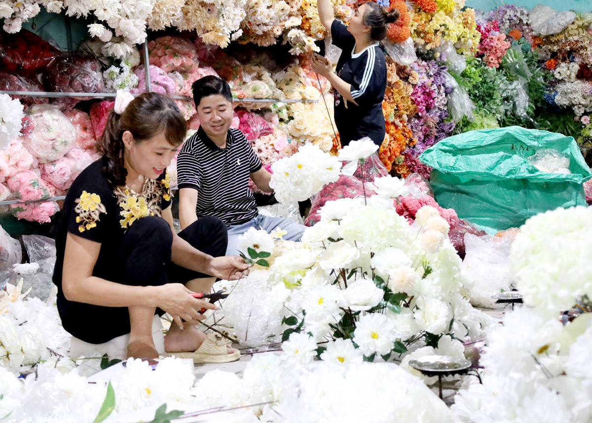 Anh Nguyễn Xuân Đức và nhân viên chuẩn bị hoa phục vụ sự kiện của khách hàng.