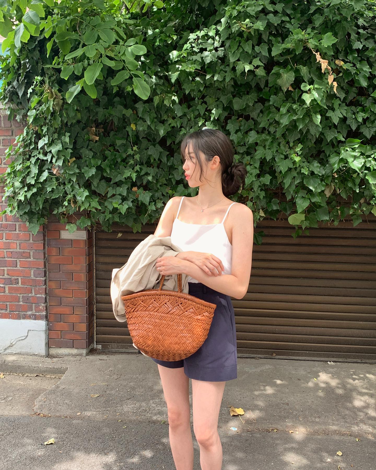 Mặc quần short khéo như thế này, chị em có hình sống ảo cực đẹp - Ảnh 3.