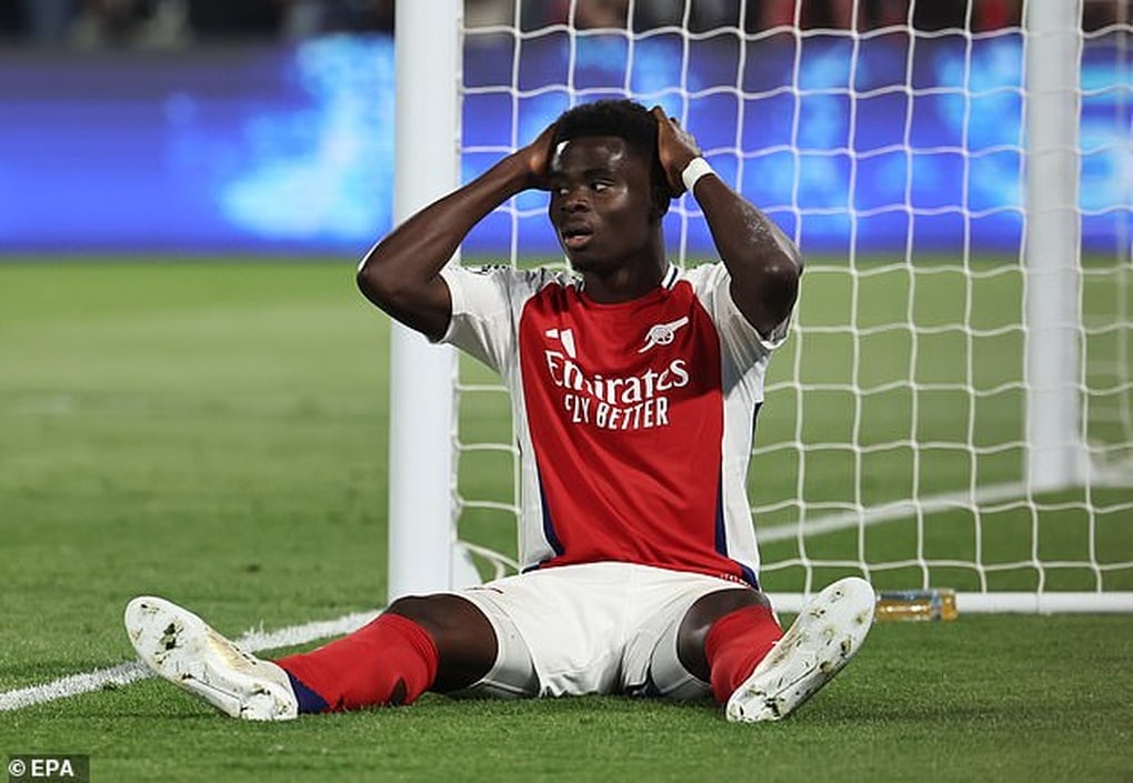 Ngôi sao Arsenal gây sốc khi bỏ lỡ cơ hội không tưởng trước gôn trống - 2