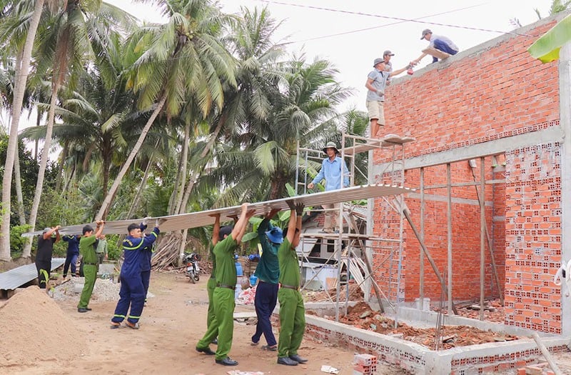 Cán bộ, chiến sĩ Công an tỉnh Vĩnh Long chung tay thực hiện Phong trào thi đua “Chung tay xoá nhà tạm, nhà dột nát”. (Ảnh: 