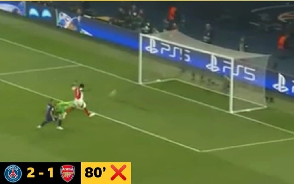 Ngôi sao Arsenal gây sốc khi bỏ lỡ cơ hội không tưởng trước gôn trống - 1