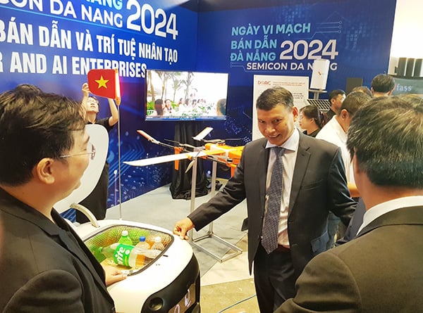 Phó Chủ tịch Thường trực UBND TP Đà Nẵng Hồ Kỳ Minh trao đổi với các doanh nghiệp tham dự Ngày Vi bán dẫn và trí tuệ nhân tạo Đà Nẵng 2024.