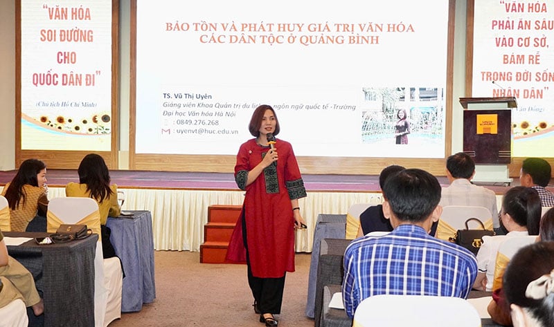 Giảng viên Trường đại học Văn hóa Hà Nội phổ biến những nội dung liên quan đến nghiệp vụ văn hóa cơ sở cho các học viên.